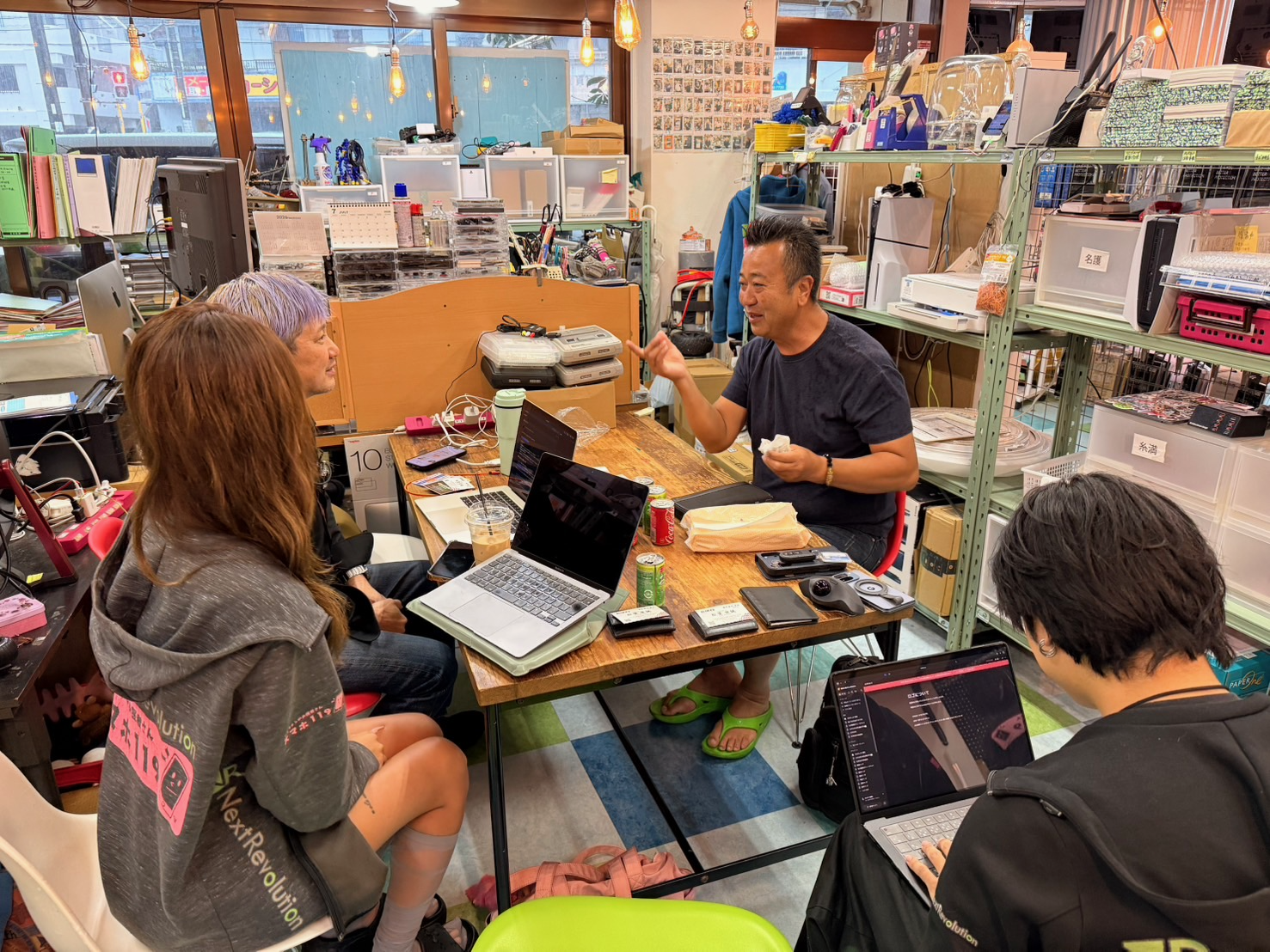 宜野湾店での打ち合わせの様子。右が名古屋から来たEIKO松堂社長