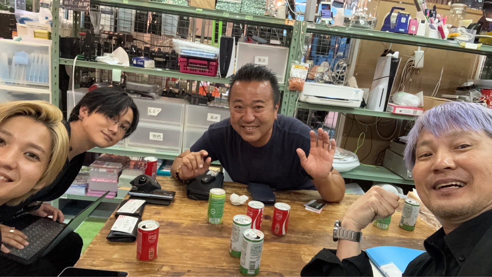 宜野湾店でEIKO松堂社長とスマホ119チームの記念集合写真