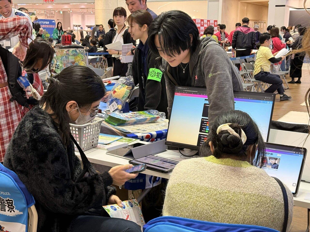 ブースで親子が特殊詐欺シミュレーターを体験する様子