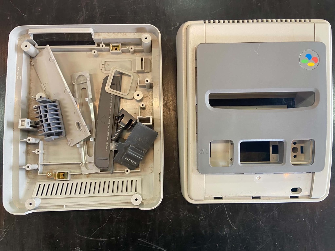 黄ばんだスーパーファミコンの外装を分解した様子
