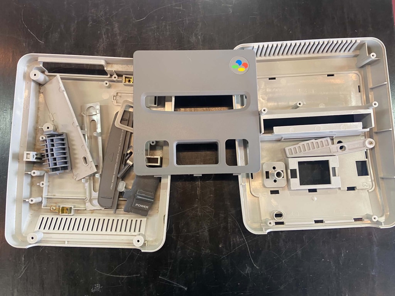黄ばみが抜けて本来のグレーに戻ったスーパーファミコンの外装
