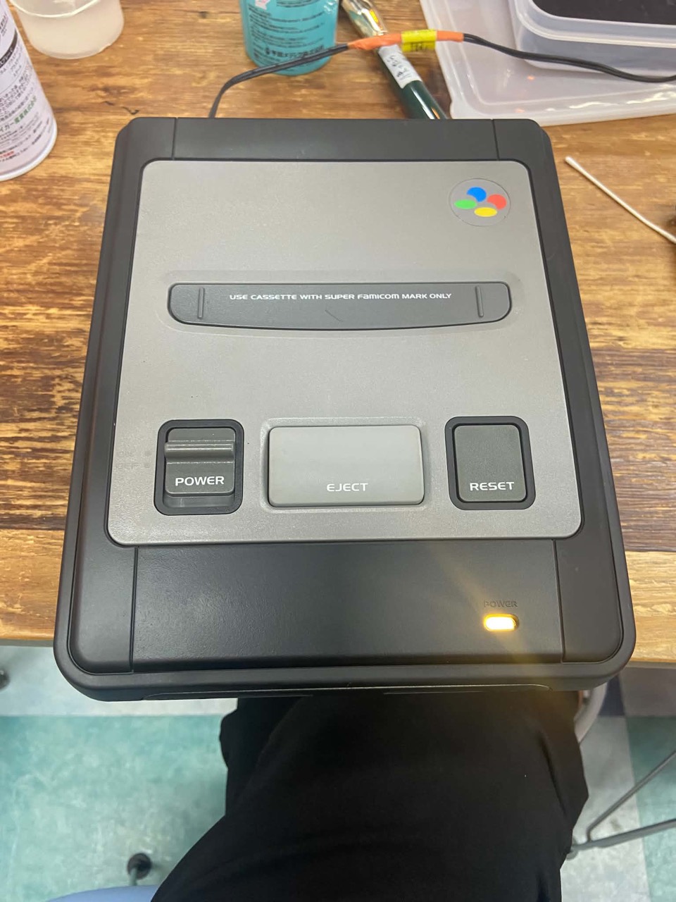 USB-C改造したスーパーファミコンの電源ランプが点灯